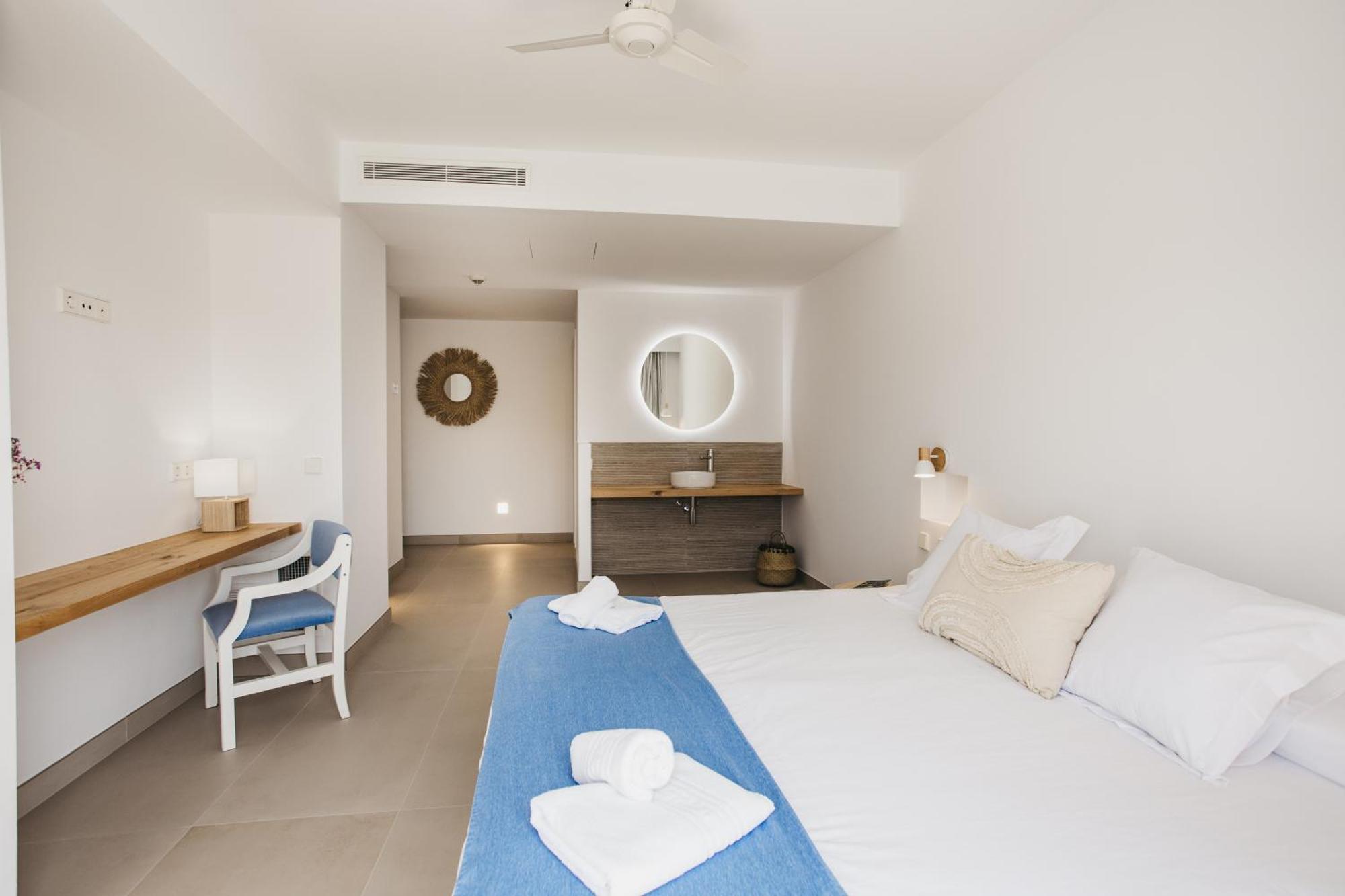 Hostal Xuroy Cala Alcaufar Esterno foto