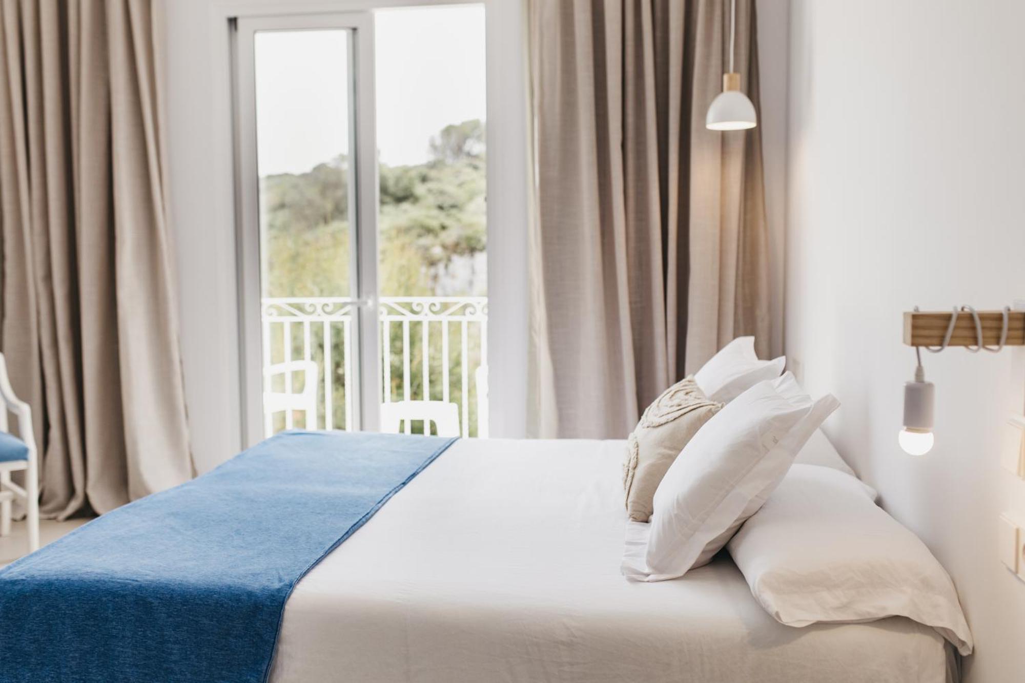 Hostal Xuroy Cala Alcaufar Esterno foto
